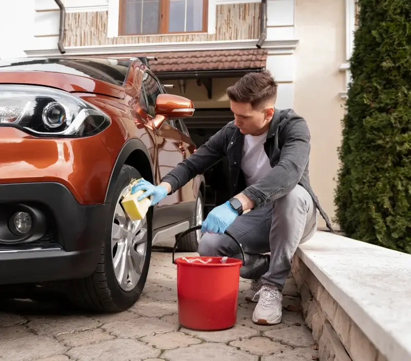 Lavage auto à domicile Alleins : professionnel intervenant sur un véhicule